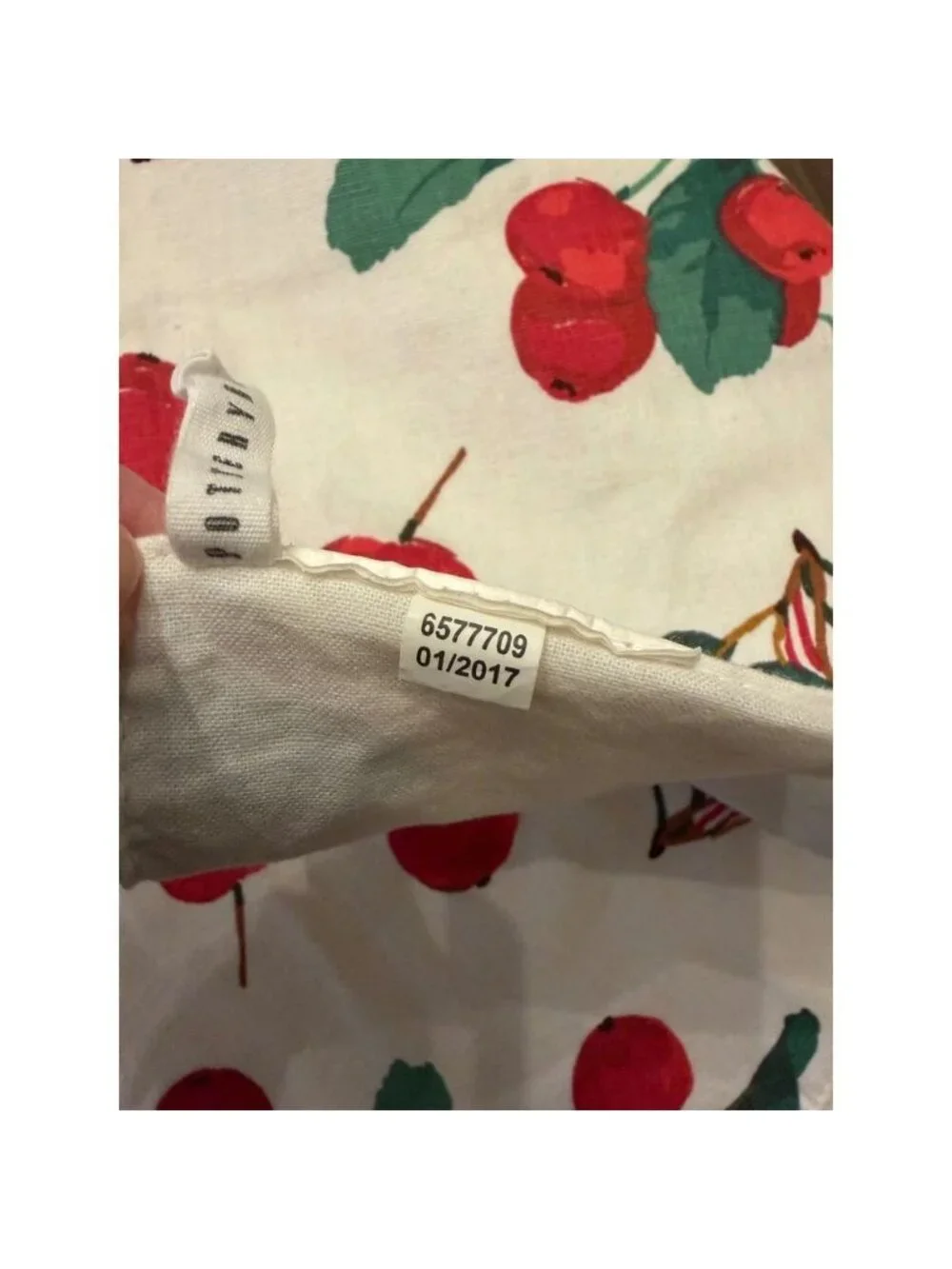 Pottery Barn Cherry Print Table Runner Cherries 17